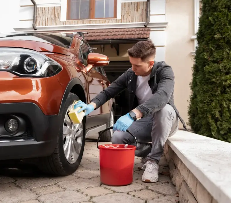 Lavage auto à domicile Guimiliau : professionnel intervenant sur un véhicule